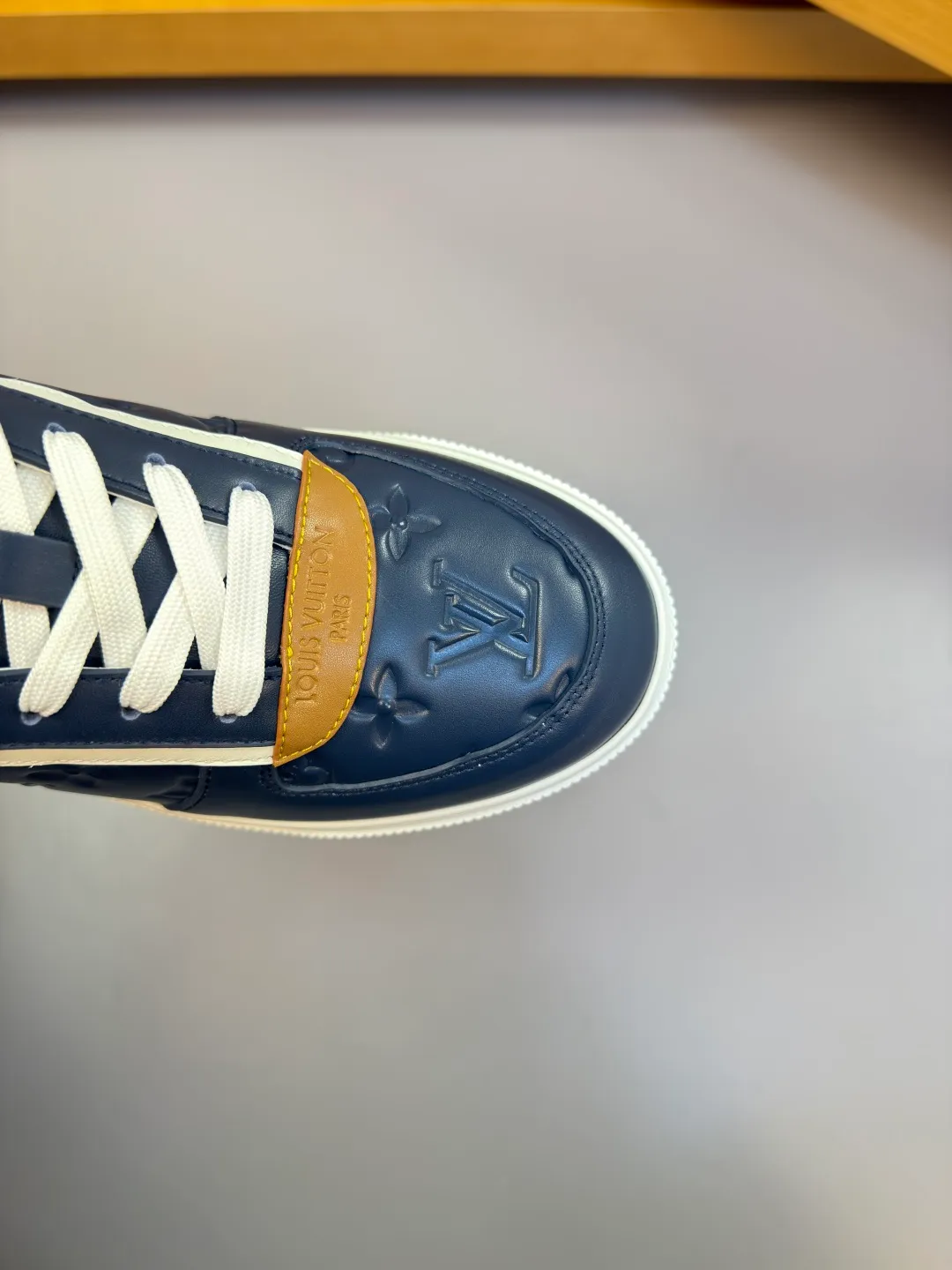 [L Home] Top P: 740💰 Size: 39-44 (customized for 38.45) 2026🆕 Lv new men's high-end original casual sports sneakers Upper: 🔝Nappa calfskin. Air-pressured brand totem, toe box, heel. Air-pressured brand logo, tongue. Sewn brand plastic module Lining: Brand canvas Outsole: Ultra-light TPR rubber; Molded outsole Super high quality control and fine workmanship.